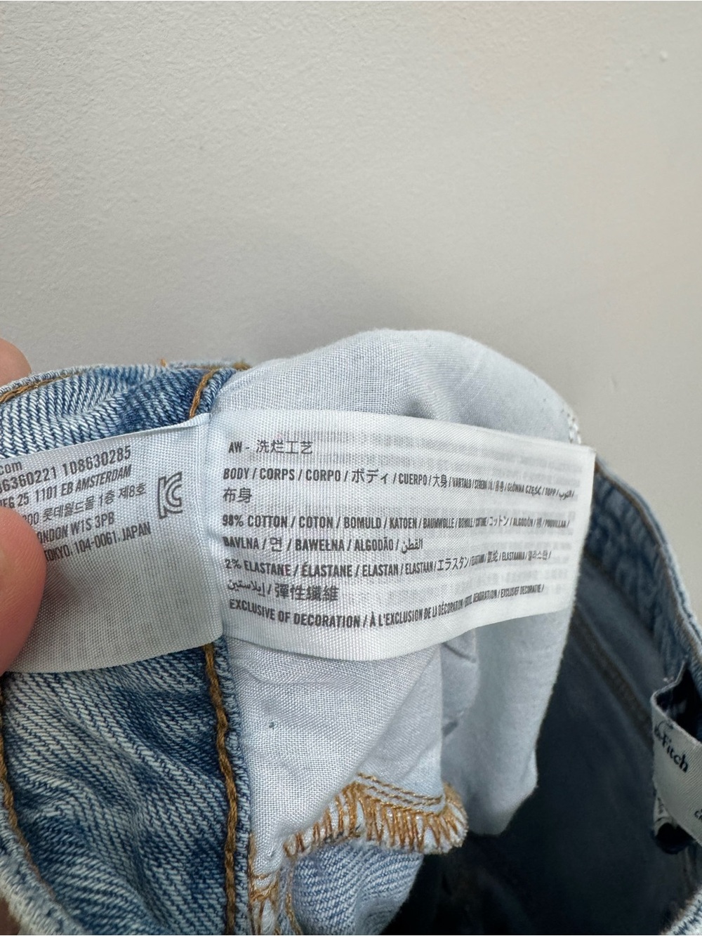 Abercrombie & Fitch Curve Love Mom High Rise Crop Jeans Light Wash 27/4 Short - Picture 8 of 8